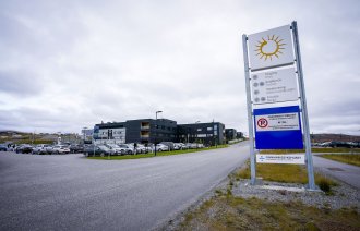 Bildet viser et skilt ved Kirkenes sykehus