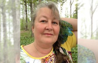 Bildet viser en selfie av Gunn Helen Kristiansen. Hun poserer i skogen