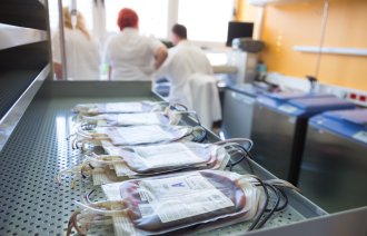 Bildet viser blodposer som ligger på et bord i et hemetologisk laboratorium