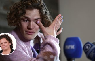 Bildet viser Lucas Braathen som er lei seg under et intervju