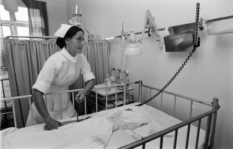 Bildet viser Ellen Sund som observerer en pasient.