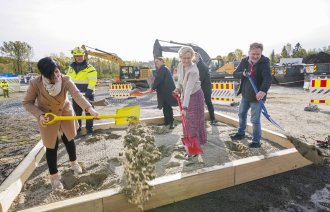 Bildet viser Helse- og omsorgsminister Ingrid Kjerkol markerte byggestart for Ny sikkerhetspsykiatri på Ila ved å ta det første spadetaket. Her sammen med leder for brukerutvalget i Oslo universitetssykehus HF Erna Hogrenning (f.v.), Kåre Magnus Bråthen fra NCC, klinikktillitsvalgt Ellinor Lønnå, klinikkdirektør Andreas Ringen og prosjektverneombudet Per Oddvar Synnes.