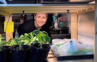 Bildet viser Lillian-Johanne B. Risan med planter.