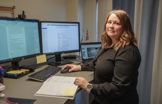 forskeren foran datamaskinen