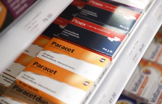 Bildet viser en skuff med pakker med Paracet og Pinex.