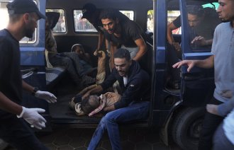 Bildet viser en såret person som bringes til sykehus i Gaza