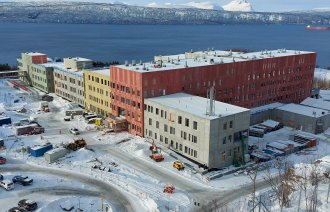 Bildet viser det nye sykehuset i Narvik slik det fremsto nybygget i mars 2023