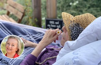 Bilde viser en gammeldame liggende i en seng.