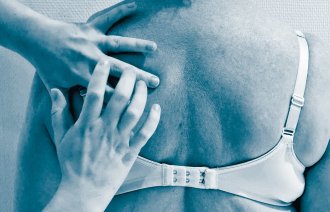 Bildet viser ryggen til en avkledd dame. En sykepleier banker med fingrene på ryggen til damen for å lytte på lungene. Utfører perkusjon