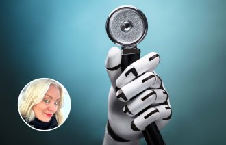 Bildet viser en robot som holder et stetoskop