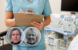 Bildet viser en sykepleier som studerer et skjema ved siden av en sengeliggende pasient.