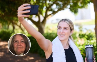 Bildet viser en ung kvinne som trener og som tar en selfie av seg selv