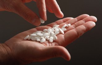 Bildet viser en tabletter i en hånd