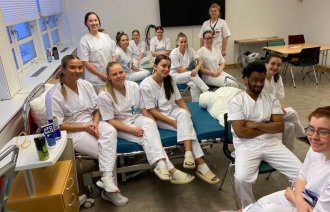 Bildet viser en gruppe sykepleierstudenter