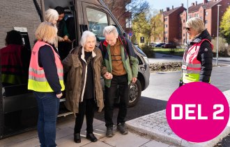 bildet viser Kirsten og Øivind Gjetanger som ankommer Dronning Ingrids hage