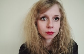 Bildet viser et portrett av innleggsforfatter Maren Dekkerhus