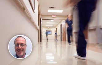 Bilder viser korridoren på et sykehus hvor mennesker løper forbi.