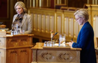 Bildet viser helse- og omsorgsminister Ingvild Kjerkol og Frps Sylvi Listhaug i spørretimen på Stortinget