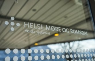 Bildet viser et skilt som det står Helse Møre og Romsdal, Volda sjukehus på
