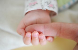 Bilde av barnehånd