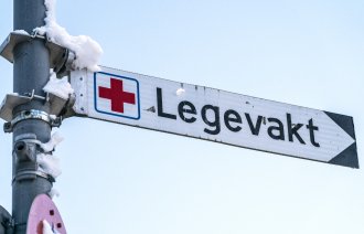 Bildet er et illustrasjonsfoto av et skilt som det står legevakt på