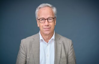 Bildet viser et portrett av Øystein Olsen