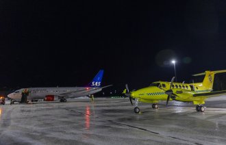 Bildet viser et Sas fly og et ambulansefly