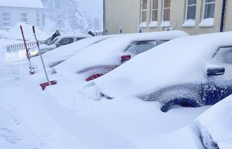 Bilde av nedsnødde biler