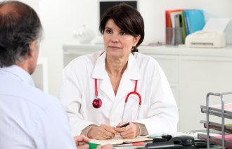 Bilde viser en lege i pasientkonsultasjon