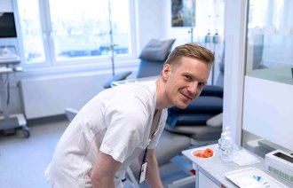 Bilde viser kreftsykepleier Kent Andreas Solgård i behandlingsrommet