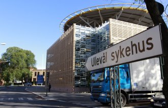 Bildet er tatt utenfor Ullevål sykehus og viser blant annet et skilt som det står Ullevål sykehus på