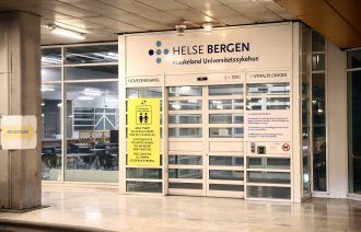 Bildet viser en inngang til Haukeland universitetssykehus