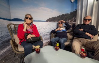 Bildet viser Bjørg Synnøve Jamessen, Truels Gjedda og Erik Lund i solrommet på Vinderenhjemmet i Oslo.