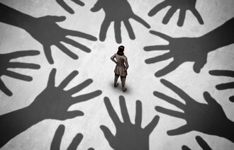 Illustrasjon hvor en kvinne står i midten omringet av skyggehender