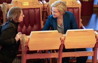 Bildet viser Høyres Tone Wilhelmsen Trøen i diskusjon med helseminister Ingvild Kjerkol under spørretimen i Stortinget.