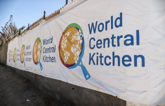 Bildet viser et banner med logoen til World Central Kitchen på Gazastripen.