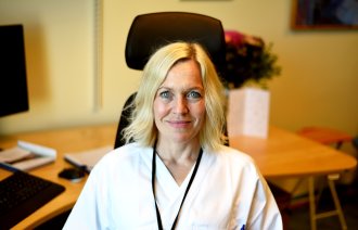 Bildet viser Trine Olsen i uniform på kontor