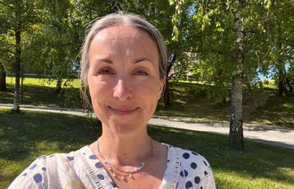 Bildet viser innleggsforfatter Claire Berkeli. Hun tar en selfie av seg selv ute i parken. 