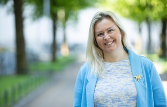 Bildet viser Ida Giske i sommerlige omgivelser