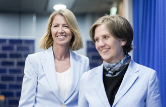 Bildet viser barne- og familieminister Kjersti Toppe og Mina Gerhardsen, som er nytt barneombud.