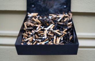 Bildet viser stumpede sigaretter i et askebeger