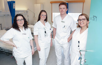 Bildet viser Fra venstre: Cilie Jonassen (assisterende seksjonsleder), Lill-Heidi Pedersen (sykepleier og tillitsvalgt), Ola Østlie (sykepleier) og Ing-Hege Nilsen (seksjonsleder).