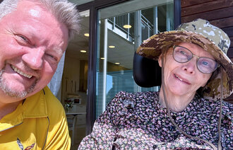 Bildet viser Leif Arild Fjellheim sammen med sin mor