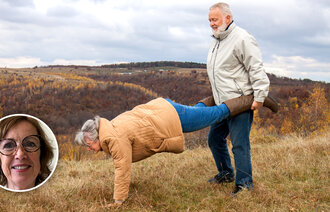 Bildet viser et eldre par som leker. Mannen holder kvinnens ben som om hun skulle vært en trillebår