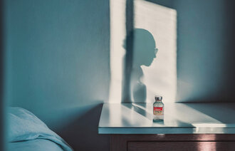 Bildet viser plakaten for stykket Mistanken.