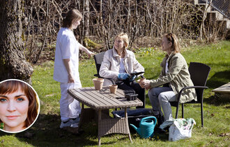 Bildet viser en bruker ute i naturen sammen med en sykepleier og en frivillig