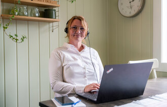 Monica Thomassen sitter ved PCen