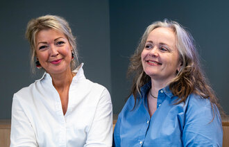 Bilde av programlederne i VID høgskole sin podkast - Laila Hov og Marte Bygstad-Landro