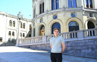 Bildet viser innleggsforfatter Kristoffer Andreas Haugen utenfor Stortinget