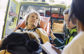 Bildet viser en kvinne som er på vei inn til akuttmottaket